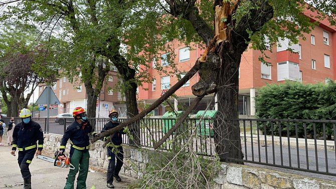 Bomberos realizan 184 intervenciones por tormentas en toda la región madrileña, ninguna con heridos.