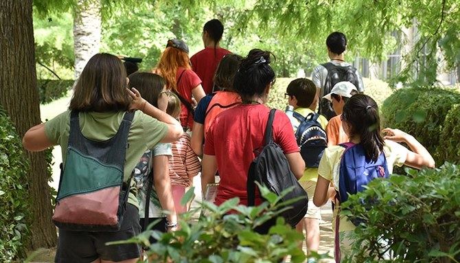 Convertidos en investigadores, científicos, exploradores… y a través del sistema de aprendizaje por indagación, los niños disfrutarán de unas vacaciones inolvidables.