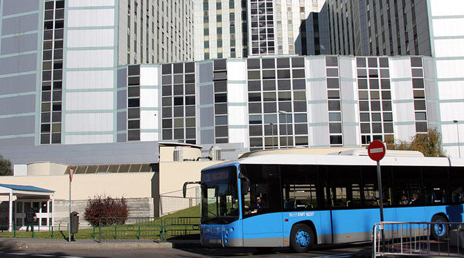 Este servicio, que sólo funciona de lunes a viernes y actúa como línea exprés entre el intercambiador de la Plaza de Alsacia y el Hospital Ramón y Cajal, cuenta con 13 paradas, entre las que se encuentra el área intermodal de Canillejas.