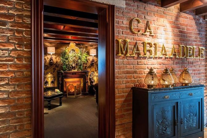 En 2004, crearon su proyecto estrella, Ca Maria Adele, un hotel boutique en Dorsoduro, junto a la Madonna della Salute. Un lugar que ha redefinido la idea misma de la hospitalidad veneciana, considerado uno de los hoteles más románticos del mundo.