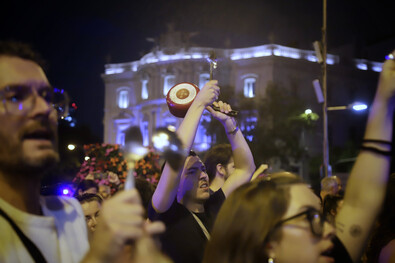 El Sindicato de Inquilinas, impulsor de la acampada en la Puerta del Sol que ya reúne a más de un millar de tiendas y llama a una huelga general por la vivienda, ha remarcado que estas medidas 'traerán estabilidad para millones de familias'.