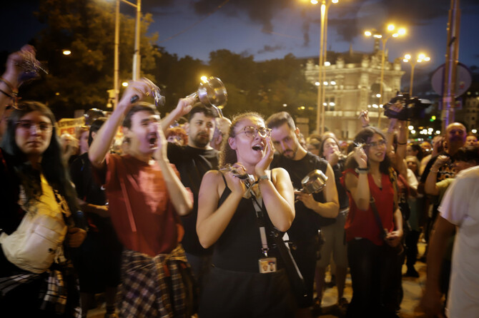 Centenares de personas han abarrotado la tarde de este jueves la plaza de Cibeles, frente a la sede del Ayuntamiento de la capital, en una sonora 'cacerolada' para pedir a los partidos con representación en el Congreso que escuchen 'a la calle' y convaliden los decretos ley sobre vivienda.