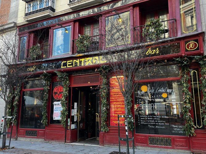 Considerado como uno de los grandes templos del 'jazz' de Europa, en sus 43 años de historia el Café Central ha acogido más de 14.000 conciertos y ha recibido a más de un millón de espectadores.