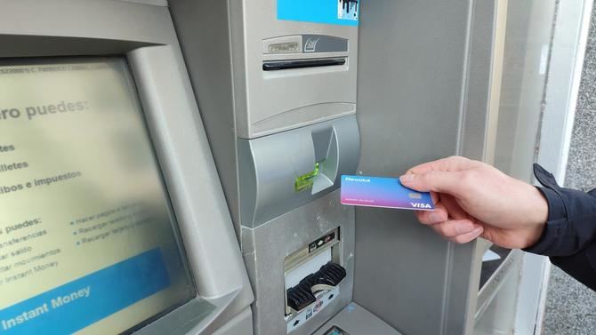 Se empezaran a instalar a partir de marzo y en ellos se podra sacar dinero sin ningun tipo de comision. La red de Oficinas Moviles de Atencion al Ciudadano se ampliara a todos los pueblos de menos de 50.000 vecinos. La medida forma parte del programa 'Pueblos con Vida'.