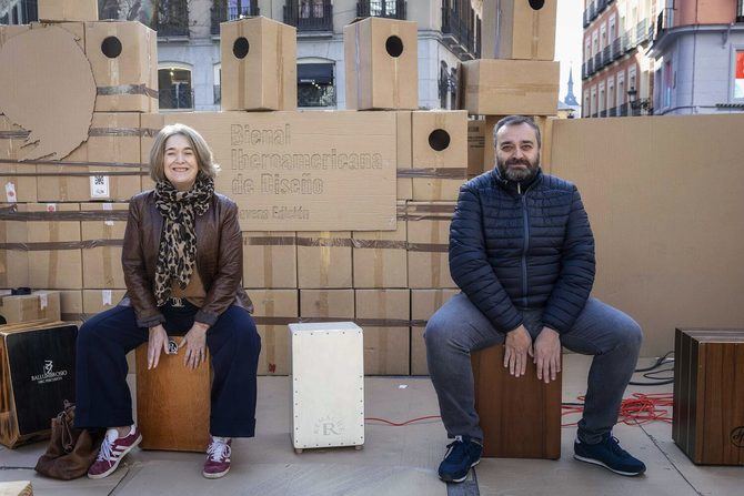 La delegada de Cultura, Turismo y Deporte, Marta Rivera de la Cruz, y el concejal de Centro, Carlos Segura, también han participado en la 'cajoneada'.