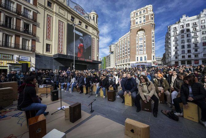 Centenares de personas han participado en esta experiencia donde, guiadas por varios percusionistas, han tocado simultáneamente palos flamencos y los ritmos más emblemáticos de Iberoamérica.