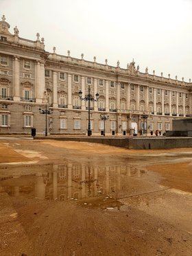 El dispositivo especial de limpieza de Madrid para eliminar el polvo sahariano seguirá 'hasta cuando sea necesario'