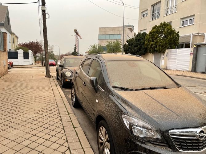 El Ayuntamiento de Madrid ha puesto en marcha un dispositivo especial de limpieza para eliminar el polvo sahariano acumulado en las calles de la capital como consecuencia de la borrasca 'Celia'.