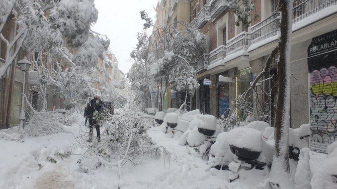 La primera recomendación del Gobierno municipal es que la gente se quede en casa en la medida de lo posible porque, además de la caída de ramas de los árboles, ahora empieza el riesgo de desprendimiento de nieve y hielo de cubiertas y tejados.