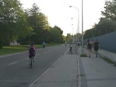 El PSOE de Barajas propone reservar carriles peatonales en la avenida de Logroño.