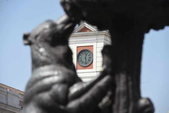 El cambio de hora se efectúa siempre el último domingo del mes de octubre en el caso del horario de invierno, cuando el reloj se retrasa una hora, y el último domingo del mes de marzo, cuando se adelanta una hora el reloj y comienza el horario de verano.