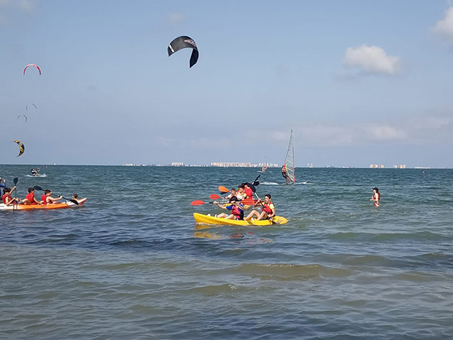 Los participantes podrán elegir entre un campamento de Multiaventura acuática en inglés en Águilas (Murcia) o aventura y playa en Potes (Cantabria).