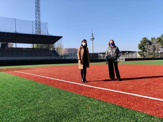 La delegada de Obras, Paloma García Romero, acompañada de la concejala de Moratalaz, Almudena Maíllo, ha visitado el campo de béisbol de La Elipa, cuya reforma integral ha concluido recientemente.