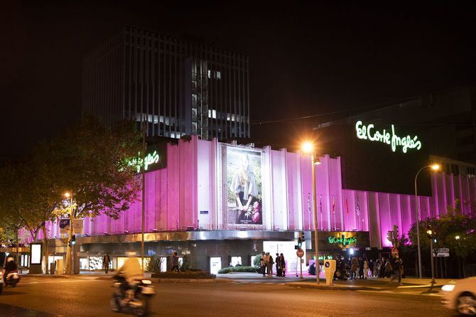 Desde el próximo viernes, 10 de octubre, El Corte Inglés mostrará su apoyo a la lucha contra el cáncer de mama iluminando de color rosa, 23 de las fachadas más emblemáticas de sus centros.