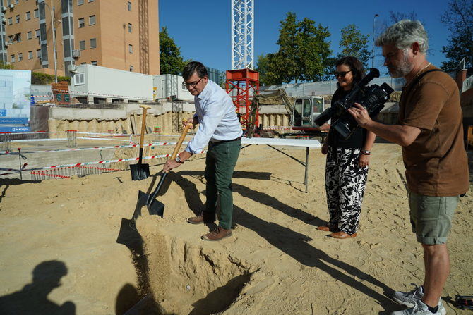 El delegado de Políticas de Vivienda y presidente de EMVS Madrid, Álvaro González, ha colocado la primera piedra de la promoción Carabanchel 28, de 31 pisos, que contribuirá a aumentar el parque público de viviendas de la capital. Este nuevo proyecto se suma a Carabanchel 35, cuya primera piedra se colocó el pasado mes de julio y que tendrá 40 pisos.
