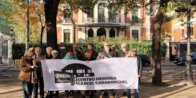 El presidente de la Federación Regional de Asociaciones Vecinales de Madrid (FRAVM), Jorge Nacarino, aprovechó un encuentro que mantuvo ayer por la tarde en Carabanchel con el secretario de Estado de Vivienda y Agenda Urbana, David Lucas, para trasladarle dos viejos anhelos de los colectivos vecinales y memorialistas, la apertura de un Centro de Memoria de la Cárcel de Carabanchel en los terrenos del antiguo penal y el cierre del actual Centro de Internamiento para Extranjeros (CIE).
