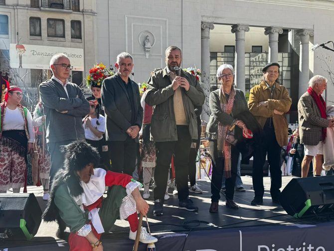 El concejal de Centro, Carlos Segura, ha clausurado el I Desfile de Mascaradas del distrito, organizado por la Unión de Casas Regionales de Madrid (UNCAREMA), en colaboración con la junta municipal.
