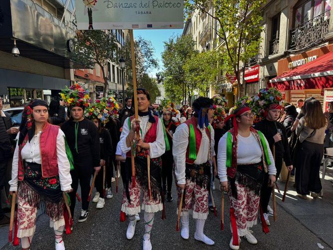 El desfile ha comenzado en la plaza de Isabel II y ha recorrido las calles de Felipe V, de Carlos III, del Arenal y la Puerta del Sol, finalizando en la plaza del Carmen.
