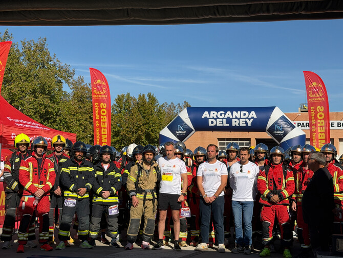La Comunidad de Madrid ha reunido hoy a 1.400 corredores en la XXXII edicion de la carrera Memorial de Bomberos, que rinde homenaje a los profesionales del Cuerpo regional que han fallecido en acto de servicio.