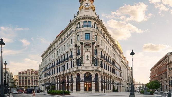 Ambas ciudades han consolidado su liderazgo con estrategias diferenciadas, “pero es Madrid quien ha mostrado un mayor dinamismo en crecimiento turístico, desarrollo hotelero e inversión, recortando distancias”.