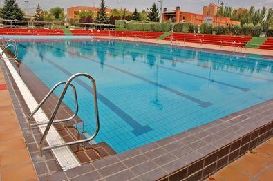 El área de Obras y Equipamientos, con Paloma García Romero al frente, ha retirado el amianto de la escuela infantil Parque de Ingenieros, de la Unidad Integral de Distrito de la calle de Peloponeso (Ciudad Lineal), de la piscina de verano de Santa Ana (Fuencarral-El Pardo), la piscina de verano de Hortaleza, locales anejos a la piscina de Casa del Campo, el vaso de chapoteo y galerías de la piscina de Moratalaz o la grada del centro deportivo municipal también de Moratalaz.
