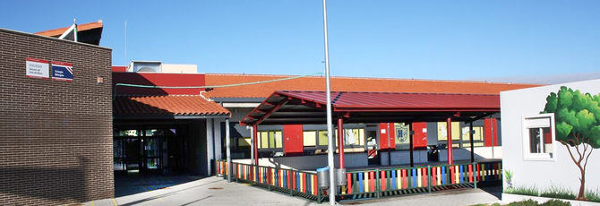 La AMPA del CEIP Héroes del 2 de Mayo en Colmenar Viejo ha convocado una concentración para denunciar temperaturas de hasta 40 grados en las aulas del centro, superando los límites legales.