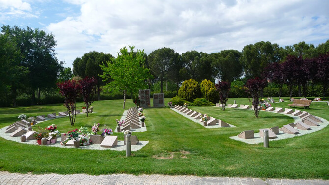 El segundo premio en la categoría de Mejor Cementerio ha sido para el Cementerio de Felanitx (Baleares), mientras que el tercer premio ha recaído en el Cementerio Jardín de Alcalá de Henares (Madrid).