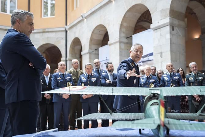El consejero de Medio Ambiente, Agricultura e Interior, Carlos Novillo, ha asistido a la inauguración de esta muestra itinerante que permanecerá durante las próximas dos semanas en la Puerta del Sol.