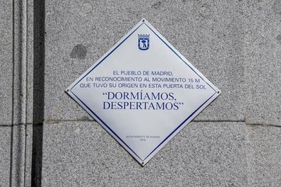 Una placa en el número 10 de la Puerta del Sol recuerda los quince años que han pasado desde que la indignación tomara las plazas en forma de acampadas y naciera el germen de eso que se dio a conocer como 'nueva política', el 15M.