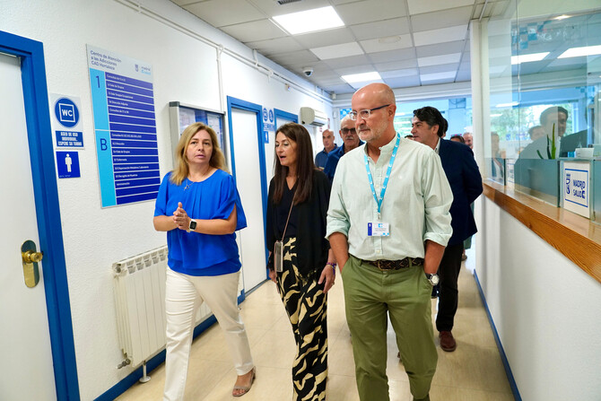 Estas actuaciones se llevan a cabo en el marco del Plan municipal de Adicciones 2022-2026, que desarrolla el Instituto de Adicciones del organismo Madrid Salud, según ha explicado la vicealcaldesa y delegada de Seguridad y Emergencias, Inma Sanz, durante su visita al Centro municipal de Atención a las Adicciones (CAD) del distrito de Hortaleza, acompañada por el concejal del distrito, David Pérez.
