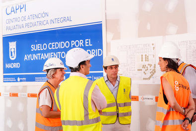 El alcalde de Madrid, José Luis Martínez-Almeida, ha visitado este viernes, en San Blas-Canillejas, el desarrollo de las obras del que será el primer centro de toda España dedicado a los cuidados paliativos de niños con enfermedades incurables.