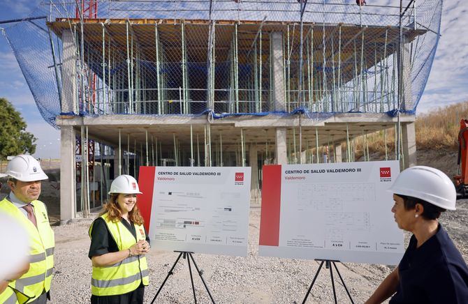 La consejera de Sanidad, Fátima Matute, durante su reciente visita a las obras del tercer centro de salud en el municipio de Valdemoro.