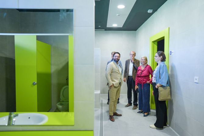 La delegada de Obras y Equipamientos, Paloma García Romero, y el concejal de Puente de Vallecas, Ángel Niño, han visitado este martes las nuevas instalaciones, que cuentan con 970 metros cuadrados de superficie construida.