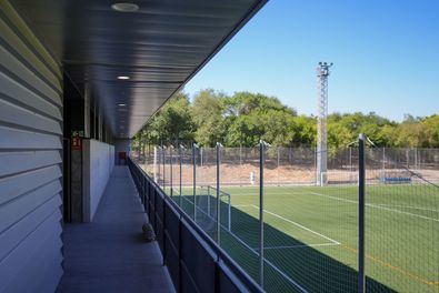 El nuevo inmueble se ha levantado entre los campos de fútbol y rugby, en una zona alejada del edificio principal del centro deportivo.