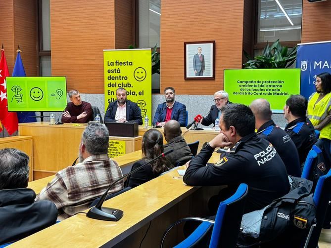 El proyecto ha contado con recorridos de observación, intervenciones en puertas de locales, acciones de mediación directa y encuestas, entre otras medidas, y han participado doce locales emblemáticos del distrito, que han recibido un reconocimiento por su implicación.