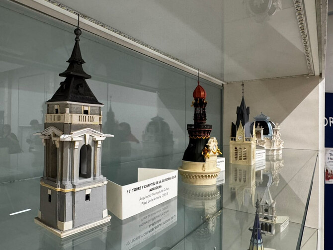 La exposición ‘Maquetas de Cúpulas. Techos de Madrid’ reúne un total de 72 maquetas de cúpulas, chapiteles, remates de torres y esquinas de edificios de Madrid.