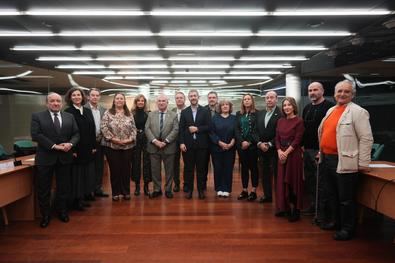 El consejero de Presidencia, Justicia y Administracion Local, Miguel Angel Garcia Martin, tras una reunion que ha mantenido con las nueve asociaciones de victimas con sede en la region, ha destacado que “su diseno se consensuara con estas entidades, quienes llevan anos reclamando justicia y dignidad a las victimas del terrorismo”.