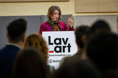 La iniciativa está impulsada por la Junta Municipal de Centro en colaboración con el Museo Reina Sofía, la Casa Encendida y la Asociación de Comerciantes de Lavapiés. La delegada de Cultura, Turismo y Deporte, Marta Rivera de la Cruz, junto al concejal de Centro, Carlos Segura, ha presentado la iniciativa.