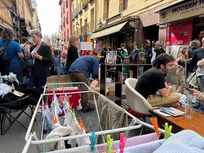 Además de las manifestaciones 'tradicionales', la vecindad ha sacado muebles de sus casas a la calle, donde se ven una vez ejecutada la compra, o ha promovido una decena de conciertos de distintos géneros musicales desde varios pisos del edificio.