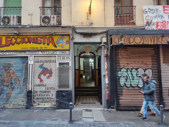 La vecindad de Tribulete, 7, en Lavapiés, se viste de luto este sábado, 14 de diciembre, con una nueva 'performance' por el funeral de sus viviendas en un inmueble comprado por un 'fondo buitre'.