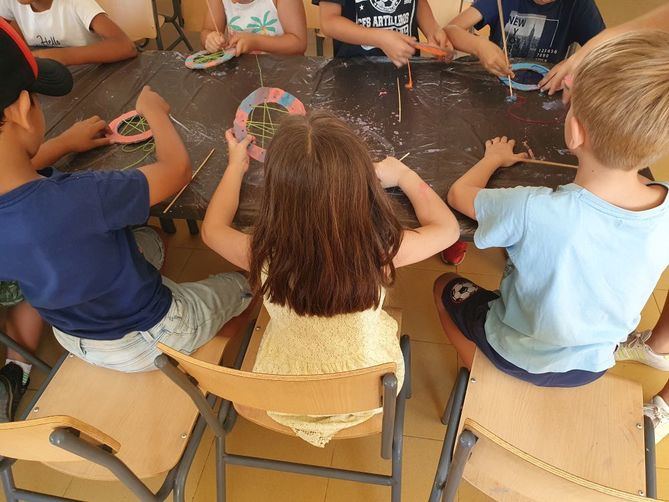 Los campamentos facilitan a los usuarios un espacio donde aprender, disfrutar y socializar a través de actividades socioeducativas, lúdicas y de integración comunitaria.
