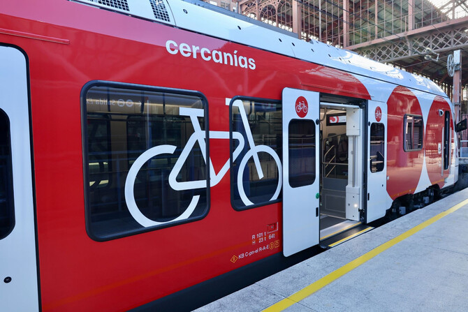 Dos unidades de los trenes T100 y T200 fabricados por Stadler ya están circulando por la línea C-7 y próximamente lo harán por otras líneas del núcleo madrileño.