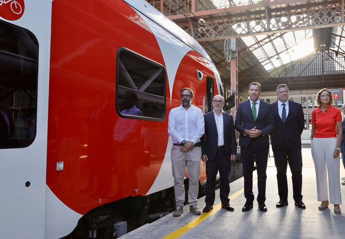 El ministro de Transportes y Movilidad Sostenible, Óscar Puente, acompañado del delegado del Gobierno, Francisco Martín, y la portavoz del Grupo Municipal Socialista en el Ayuntamiento, Reyes Maroto, ha presentado una de estas nuevas unidades en la estación de Cercanías de Príncipe Pío.