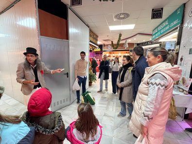 La concejala de Chamartín, Yolanda Estrada, ha visitado esta mañana los tres mercados municipales del distrito con motivo de la iniciativa de dinamización del comercio de proximidad 'Chamartín Encanta'.