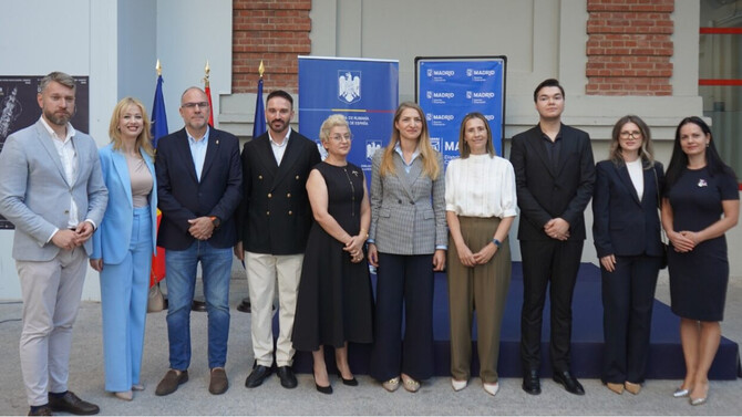 La exposición conmemora el 150 aniversario del nacimiento de Constantin Brâncui y los 145 años de relaciones diplomáticas entre Rumanía y España.