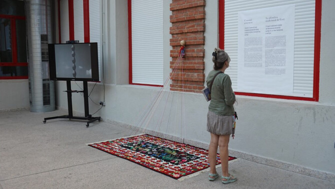 Se trata de una exposición inmersiva, en la que los espectadores viajan a la región rumana de Gorj a través de tapices, pilares de madera procedentes de casas tradicionales y sonidos propios del entorno en el que creció el artista.