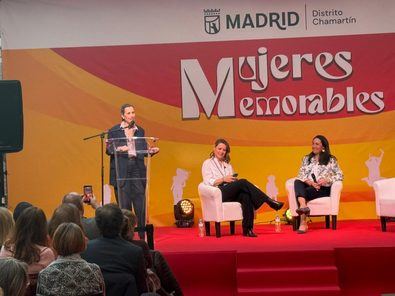 Durante la presentación del libro, la concejala ha insistido en el compromiso del distrito con la promoción de la salud.