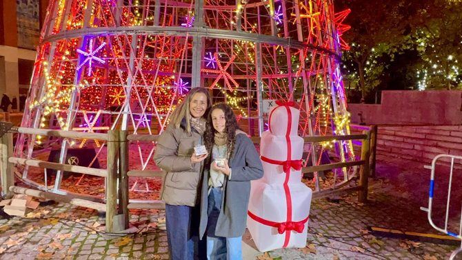La concejala de Chamartín, Yolanda Estrada, ha inaugurado oficialmente la Navidad en el distrito con el encendido del árbol de la plaza Rodolfo y Ernesto Halffter este jueves.
