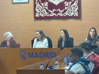 La concejala de Chamartín, Yolanda Estrada, ha presidido el Pleno celebrado en la junta municipal y ha agradecido la contribución de los participantes a un distrito cada vez “más vivo y que sigue mejorando los datos de calidad”.