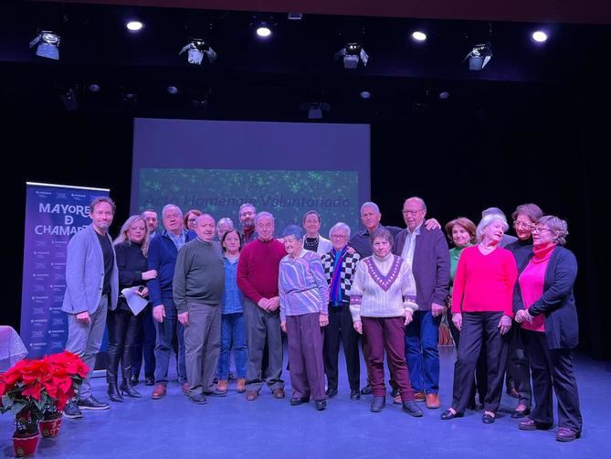 La concejala de Chamartín, Yolanda Estrada, ha presidido esta mañana el homenaje a los 77 voluntarios de los tres centros municipales de mayores del distrito: Castilla, Prosperidad-Santa Hortensia y Nicolás Salmerón, lugares de encuentro para cerca de 15.000 socios.